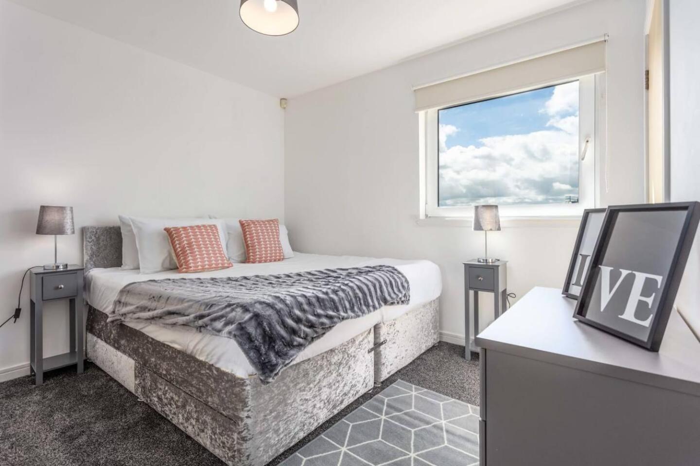 Walker Suite No 60 - Donnini Apartments Kilmarnock Bagian luar foto